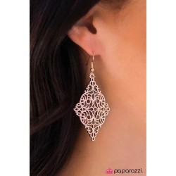 I Filigree Like Dancing! Gold Earring