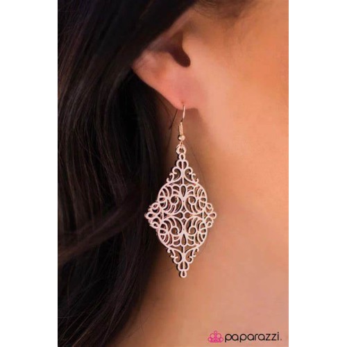I Filigree Like Dancing! Gold Earring